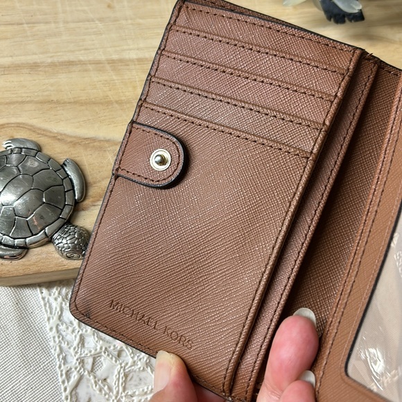 🖤NWOT💕MK snap closure tan leather wallet - Picture 10 of 16